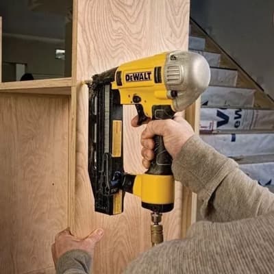 clavadora-neumatica-cal16-dewalt-dwfp71917-thumb-1